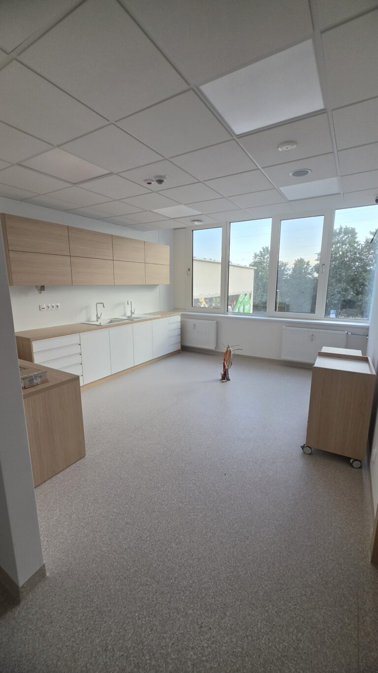 Pracovná linka pri veľkom okne v nových priestoroch kliniky