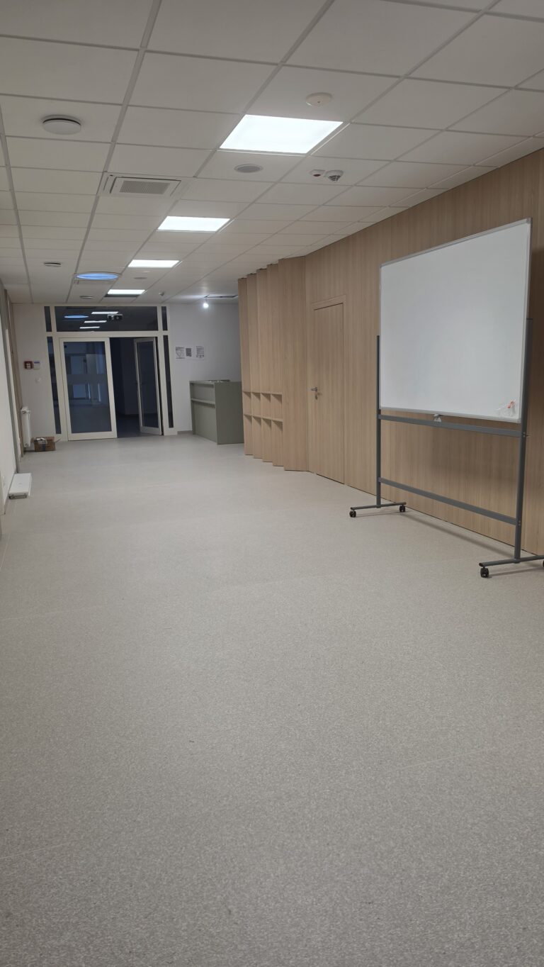Priestor ambulancie so vstavanými skrinkami počas zariaďovania