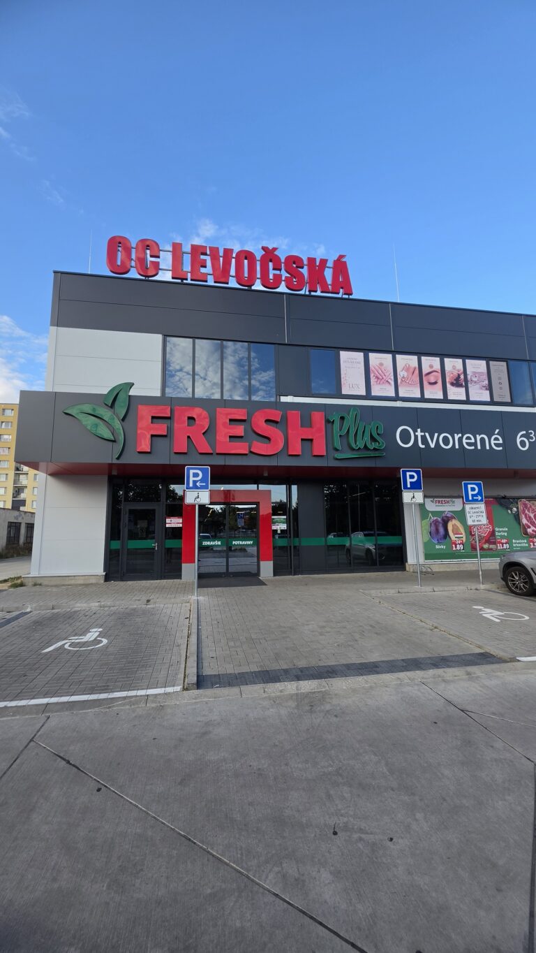 Vstup do OC Levočská — klinika Jazero DENT sídli na 1. poschodí nad predajňou FRESH Plus