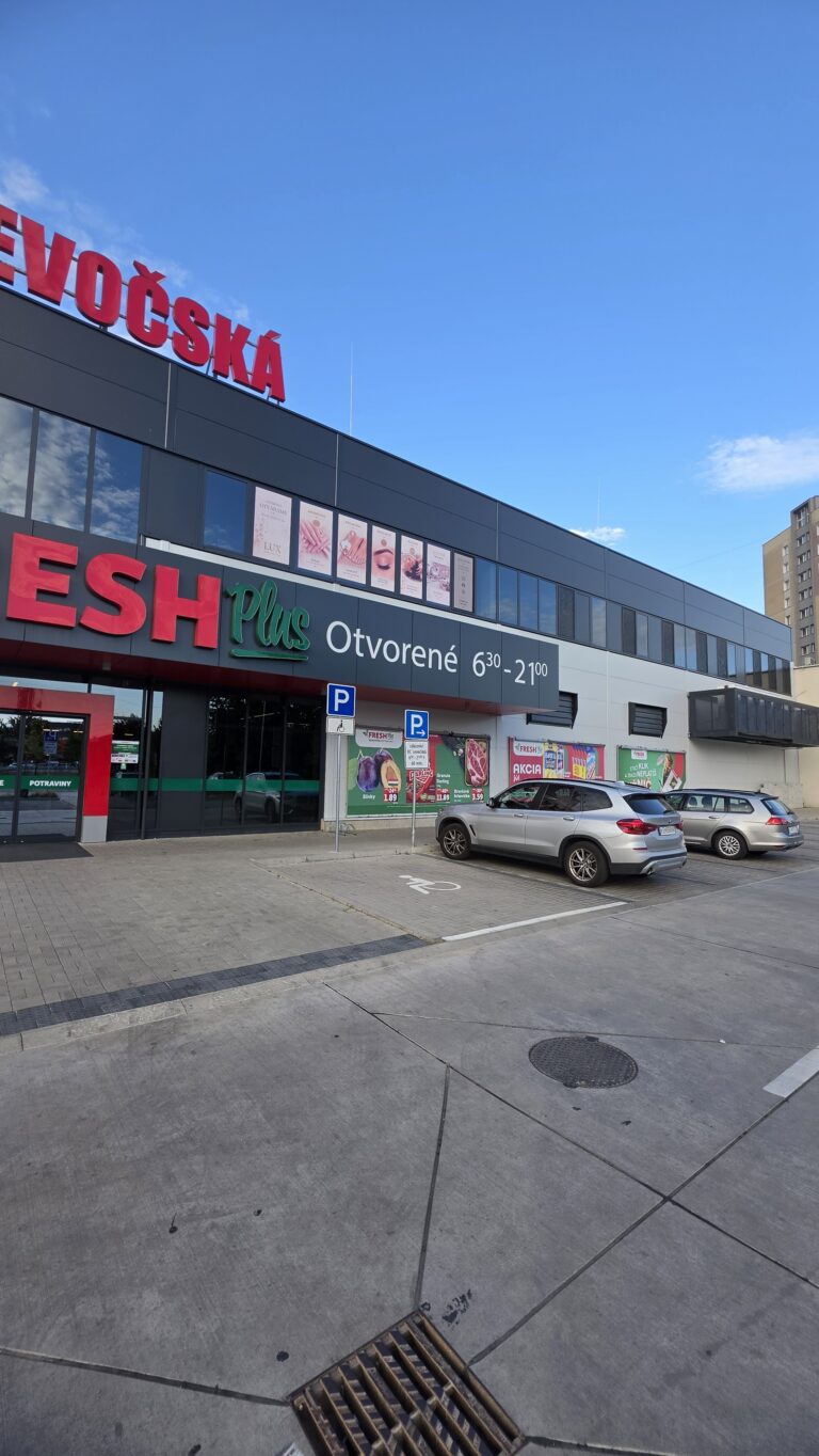 Budova OC Levočská s predajňou FRESH Plus a parkovaním pred vchodom